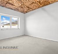 NA PREDAJ 4-IZBOVÝ RD - NOVOSTAVBA, DUNAJSKÁ STREDA  - Izba s oknom, holým stropom a pohľadovým betónom v rodinnom dome.