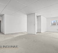 NA PREDAJ 4-IZBOVÝ RD - NOVOSTAVBA, DUNAJSKÁ STREDA  - Svetlá miestnosť v rodinnom dome so sádrokartonovým stropom a veľkým oknom.