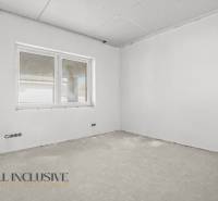 NA PREDAJ 4-IZBOVÝ RD - NOVOSTAVBA, DUNAJSKÁ STREDA  - Stavebná miestnosť v rodinnom dome s oknom a neúpravou podlahou, pripravená na dokončenie.