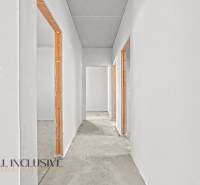 NA PREDAJ 4-IZBOVÝ RD - NOVOSTAVBA, DUNAJSKÁ STREDA  - Neomietnutá chodba v rodinnom dome s povrchmi pripravenými na dokončenie.