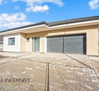 NA PREDAJ 4-IZBOVÝ RD - NOVOSTAVBA, DUNAJSKÁ STREDA  - Rodinný dom na ulici Florida Villa Park v Dunajskej Strede s veľkou dvojgarážou.