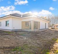 NA PREDAJ 4-IZBOVÝ RD - NOVOSTAVBA, DUNAJSKÁ STREDA  - Rodinný dom na ulici Florida Villa Park v Dunajskej Strede s trávnatým pozemkom.