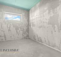 NA PREDAJ 4-IZBOVÝ RD - NOVOSTAVBA, DUNAJSKÁ STREDA  - Hrubá stavba miestnosti v rodinnom dome s oknom a neopracovanými stenami.