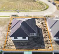 NA PREDAJ 4-IZBOVÝ RD - NOVOSTAVBA, DUNAJSKÁ STREDA  - Rodinný dom na ulici Florida Villa Park v Dunajskej Strede s terénnymi úpravami.