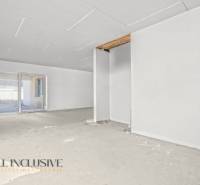 NA PREDAJ 4-IZBOVÝ RD - NOVOSTAVBA, DUNAJSKÁ STREDA  - Priestranná miestnosť v rodinnom dome s nedokončenou podlahou a veľkým oknom.