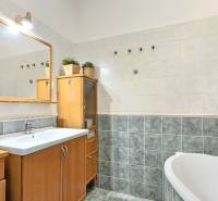 PRIESTRANNÝ 2.IZB. BYT - PIVNICA, LODŽIA - DOBROVSKÉHO, STARÉ MESTO - Kúpeľňa s vaňou a dreveným nábytkom v 2-izbovom byte.