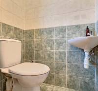 PRIESTRANNÝ 2.IZB. BYT - PIVNICA, LODŽIA - DOBROVSKÉHO, STARÉ MESTO - Kúpeľňa s toaletou a umývadlom s keramickými zelenými a bielymi obkladačkami v 2-izbovom byte.