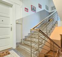 PRIESTRANNÝ 2.IZB. BYT - PIVNICA, LODŽIA - DOBROVSKÉHO, STARÉ MESTO - Vstupná chodba bytového domu so schodiskom a výťahom v Bratislave na Dobrovského.