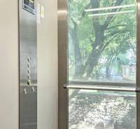 PRIESTRANNÝ 2.IZB. BYT - PIVNICA, LODŽIA - DOBROVSKÉHO, STARÉ MESTO - Výtah s presklenými dverami a výhľadom na stromy v 2-izbovom byte.