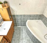 PRIESTRANNÝ 2.IZB. BYT - PIVNICA, LODŽIA - DOBROVSKÉHO, STARÉ MESTO - Kúpeľňa s vaňou a dreveným nábytkom v 2-izbovom byte.