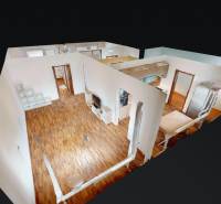 3-izbový byt prerobený na 4-izbový – Ku Bratke, Levice  - 3-izbový byt s podlahou s dreveným dekorom a kuchynským kútom.