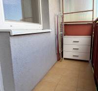 3-izbový byt prerobený na 4-izbový – Ku Bratke, Levice  - Balkón v 3-izbovom byte s dlažbou, sušiakom a komodou pri stene.