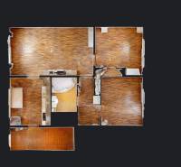 3-izbový byt prerobený na 4-izbový – Ku Bratke, Levice  - Pôdorys 3-izbového bytu s podlahou s dreveným dekorom a kúpeľňou.