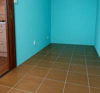 3-izbový byt prerobený na 4-izbový – Ku Bratke, Levice  - Priestranná miestnosť v 3-izbovom byte s tyrkysovými stenami a dlažbou.