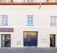 Moderný, priestranný 2i byt 70m2, v tichom dvore, úplne nový - Budova na Obchodnej ulici v Bratislave - Starom Meste s obchodnými priestormi.