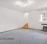 NA PREDAJ 4+1-IZBOVÝ ROD. DOM, VEĽKÉ KOSIHY - Obývacia izba s kobercovou podlahou, oknom a schodmi v rodinnom dome.