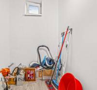 NA PREDAJ 4+1-IZBOVÝ ROD. DOM, VEĽKÉ KOSIHY - Úložný priestor s čistiacimi potrebami a podlahou s dreveným dekorom v rodinnom dome.