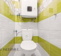 NA PREDAJ 4+1-IZBOVÝ ROD. DOM, VEĽKÉ KOSIHY - Kúpeľňa rodinného domu so zelenými obkladačkami a toaletou.