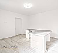 NA PREDAJ 4+1-IZBOVÝ ROD. DOM, VEĽKÉ KOSIHY - Kuchyňa s podlahou s dreveným dekorom v Rodinnom dome, minimalistický barový pult.