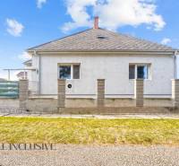 NA PREDAJ 4+1-IZBOVÝ ROD. DOM, VEĽKÉ KOSIHY - Rodinný dom vo Veľkých Kosihách s jednoduchou fasádou a upraveným vonkajším priestorom.