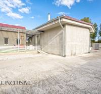 NA PREDAJ 4+1-IZBOVÝ ROD. DOM, VEĽKÉ KOSIHY - Rodinný dom vo Veľkých Kosihách s terasou a širokým príjazdom, obklopený zeleňou.