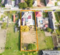 NA PREDAJ 4+1-IZBOVÝ ROD. DOM, VEĽKÉ KOSIHY - Letecký pohľad na pozemok s rodinným domom vo Veľkých Kosihách, obklopený susednými domami.