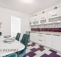 NA PREDAJ 4+1-IZBOVÝ ROD. DOM, VEĽKÉ KOSIHY - Kuchyňa v rodinnom dome so vstavanými spotrebičmi a geometrickou dlažbou.