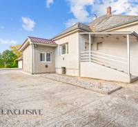 NA PREDAJ 4+1-IZBOVÝ ROD. DOM, VEĽKÉ KOSIHY - Rodinný dom vo Veľkých Kosihách so šikmou strechou a dláždeným dvorom.