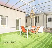 NA PREDAJ 4+1-IZBOVÝ ROD. DOM, VEĽKÉ KOSIHY - Terasa rodinného domu vo Veľkých Kosihách s umelým trávnikom a záhradným nábytkom.