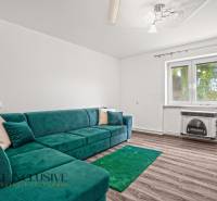 NA PREDAJ 4+1-IZBOVÝ ROD. DOM, VEĽKÉ KOSIHY - Obývacia izba v rodinnom dome s tyrkysovou sedačkou a podlahou s dreveným dekorom.