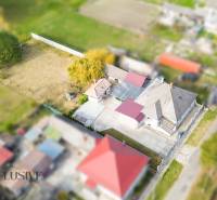 NA PREDAJ 4+1-IZBOVÝ ROD. DOM, VEĽKÉ KOSIHY - Exteriér rodinného domu vo Veľkých Kosihách s rozľahlou záhradou a priestranným dvorom.