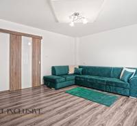 NA PREDAJ 4+1-IZBOVÝ ROD. DOM, VEĽKÉ KOSIHY - Obývacia izba v rodinnom dome s pohovkou a podlahou s dreveným dekorom.