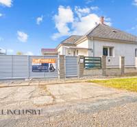 NA PREDAJ 4+1-IZBOVÝ ROD. DOM, VEĽKÉ KOSIHY - Rodinný dom v Veľkých Kosihách na predaj, biely fasádny obklad, široká brána.