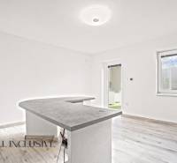 NA PREDAJ 4+1-IZBOVÝ ROD. DOM, VEĽKÉ KOSIHY - Interiér rodinného domu s pultom a podlahou s dreveným dekorom.