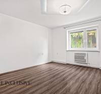 NA PREDAJ 4+1-IZBOVÝ ROD. DOM, VEĽKÉ KOSIHY - Izba v rodinnom dome s podlahou s dreveným dekorom a bielymi stenami.