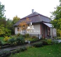 Rodinný dom, chalupa 2 Izbový - Fony - Rodinný dom vo Fony s veľkou záhradou, obklopený zeleňou a stromami.