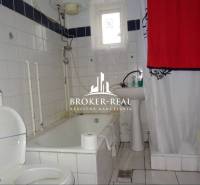 Rodinný dom, chalupa 2 Izbový - Fony - Kúpeľňa s vaňou a bielymi kachličkami v rodinnom dome.