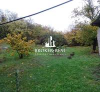 Rodinný dom, chalupa 2 Izbový - Fony - Rodinný dom v obci Fony s trávnatou záhradou a okolitým lesným prostredím.