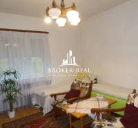 Rodinný dom, chalupa 2 Izbový - Fony - Pohodlná izba v rodinnom dome s kreslami, posteľami a podlahou s dreveným dekorom.