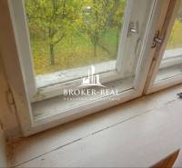 Rodinný dom, chalupa 2 Izbový - Fony - Pohľad z okna v rodinnom dome s výhľadom na jesennú záhradu a stromom.