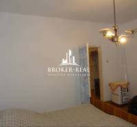 Rodinný dom, chalupa 2 Izbový - Fony - Spálňa v rodinnom dome s jednoduchým zariadením a retro kúrením.