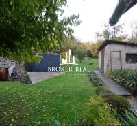 Rodinný dom, chalupa 2 Izbový - Fony - Rodinný dom v obci Fony s dvorom, trávnikom a okolím plným zelene.