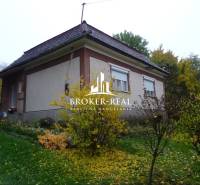 Rodinný dom, chalupa 2 Izbový - Fony - Rodinný dom v obklopení zelene a kríkov, Fony.