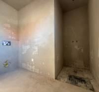 PREDAJ - NOVOSTAVBA - TESÁRSKE MLYŇANY - Nedokončená kúpeľňa v rodinnom dome s prípravou na inštalácie.