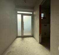 PREDAJ - NOVOSTAVBA - TESÁRSKE MLYŇANY - Interiér rodinného domu s bielymi stenami a presklenými dverami v ústí chodby.