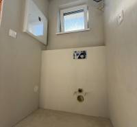 PREDAJ - NOVOSTAVBA - TESÁRSKE MLYŇANY - Priestor s oknom a inštaláciou pre spotrebiče v rodinnom dome.