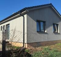 PREDAJ - NOVOSTAVBA - TESÁRSKE MLYŇANY - Rodinný dom v Tesárskych Mlyňanoch so sivou fasádou a oknami, oplotený plotovým pletivom.