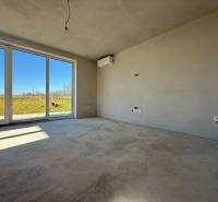 PREDAJ - NOVOSTAVBA - TESÁRSKE MLYŇANY - Priestranná izba v rodinnom dome s veľkými oknami a výhľadom na záhradu.