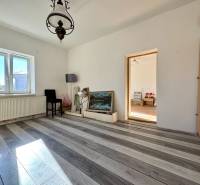 Na predaj 3i rodinný dom – Družstevná pri Hornáde, Košice - okolie - Izba v rodinnom dome s lampou, obrazom a podlahou s dreveným dekorom.