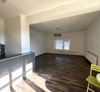 Na predaj 3i rodinný dom – Družstevná pri Hornáde, Košice - okolie - Interiér rodinného domu s priestrannou miestnosťou, podlaha s dreveným dekorom a jedálenský kút.